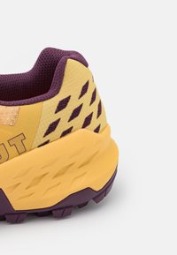 Mammut SERTIG II LOW GORE TEX WOMEN - Sapatos de caminhada - golden/grape