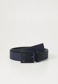 Ceinture en cuir marine avec logo embouti, couture contrastante et boucle en métal noir mat pour une fermeture sécurisée.