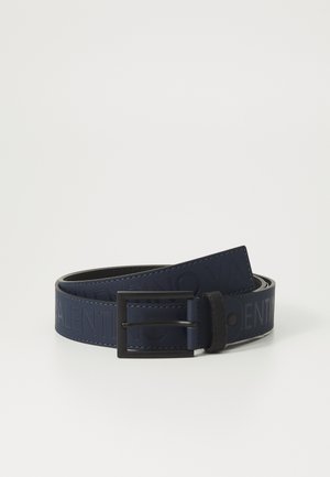 Ceinture en cuir marine avec logo embouti, couture contrastante et boucle en métal noir mat pour une fermeture sécurisée.
