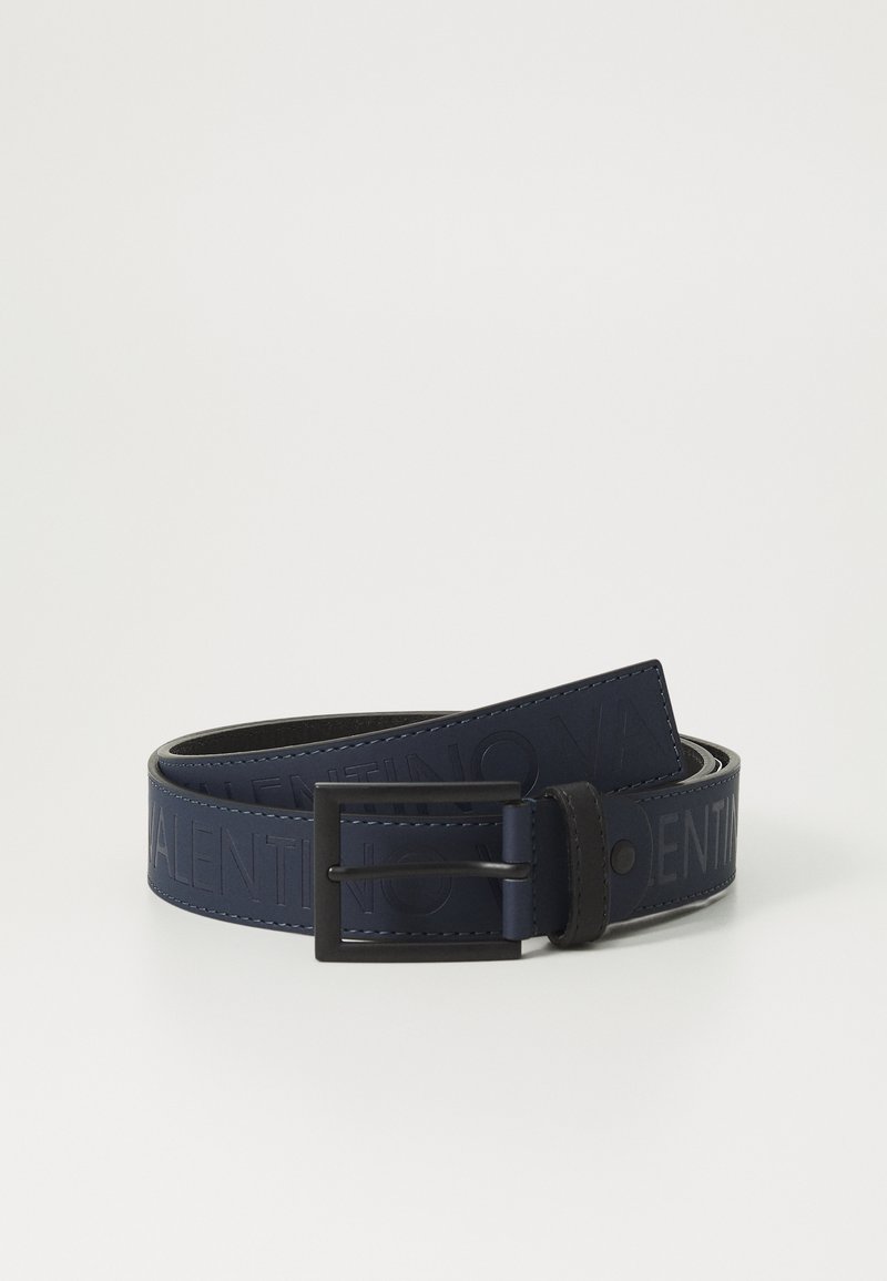 Ceinture en cuir marine avec logo embouti, couture contrastante et boucle en métal noir mat pour une fermeture sécurisée.