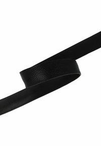 Zwarte leren riem met een gestructureerde afwerking, voorzien van een gladde rand en een flexibele vormgeving. De riem is in een losse lus gewikkeld.