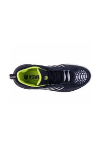 Zapatilla deportiva navy con parte superior de malla texturizada, interior en un brillante verde lima y rayas blancas. Cuenta con una puntera redondeada y sistema de cordones.