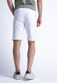 Petrol Industries Shorts vaqueros - bright white