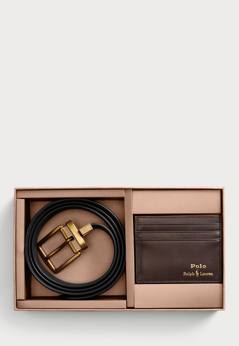 Černý kožený pásek se zlatou sponou a tmavě hnědá kartař Polo Ralph Lauren v béžové dárkové krabičce.