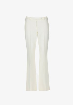 Pantalones acampanados blancos en una tela suave. Presenta dos bolsillos frontales y un cierre de botón en la parte delantera, con un sutil detalle de pliegues.