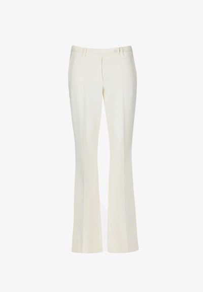 Bijele hlače s raširenim nogavicama od glatkog materijala. Imaju dva prednja džepa i jedan prednji kopčani gumb, uz suptilne detalje od preklopa.