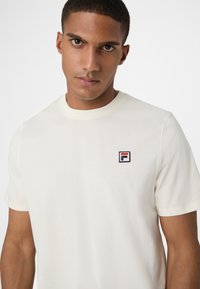 Fila BIELLA REGULAR SHORT SLEEVE - T-shirt - bas - egret