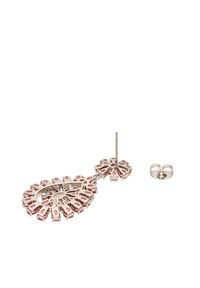 Srebrne kolczyki z misternym kwiatowym wzorem z czerwonymi akcentami, w kształcie kropli i z zapięciem na sztyft zapewniającym bezpieczne noszenie.