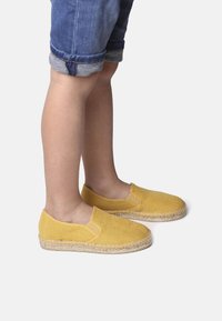 Gula slip-on espadriller gjorda av texturerat tyg med en flätad jutesula. Lågt skuren design med elastiska sidopaneler för enkel användning.