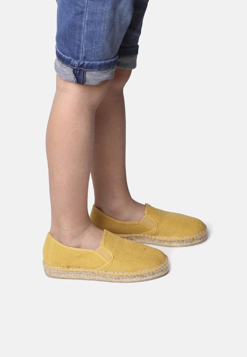 Gula slip-on espadriller gjorda av texturerat tyg med en flätad jutesula. Lågt skuren design med elastiska sidopaneler för enkel användning.