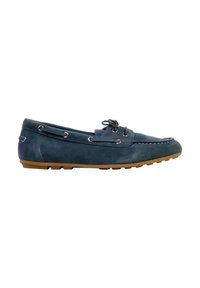 Mocassin pour homme en daim bleu marine avec semelle en caoutchouc marron et détail en lacets autour du bord supérieur, vue latérale sur fond blanc.