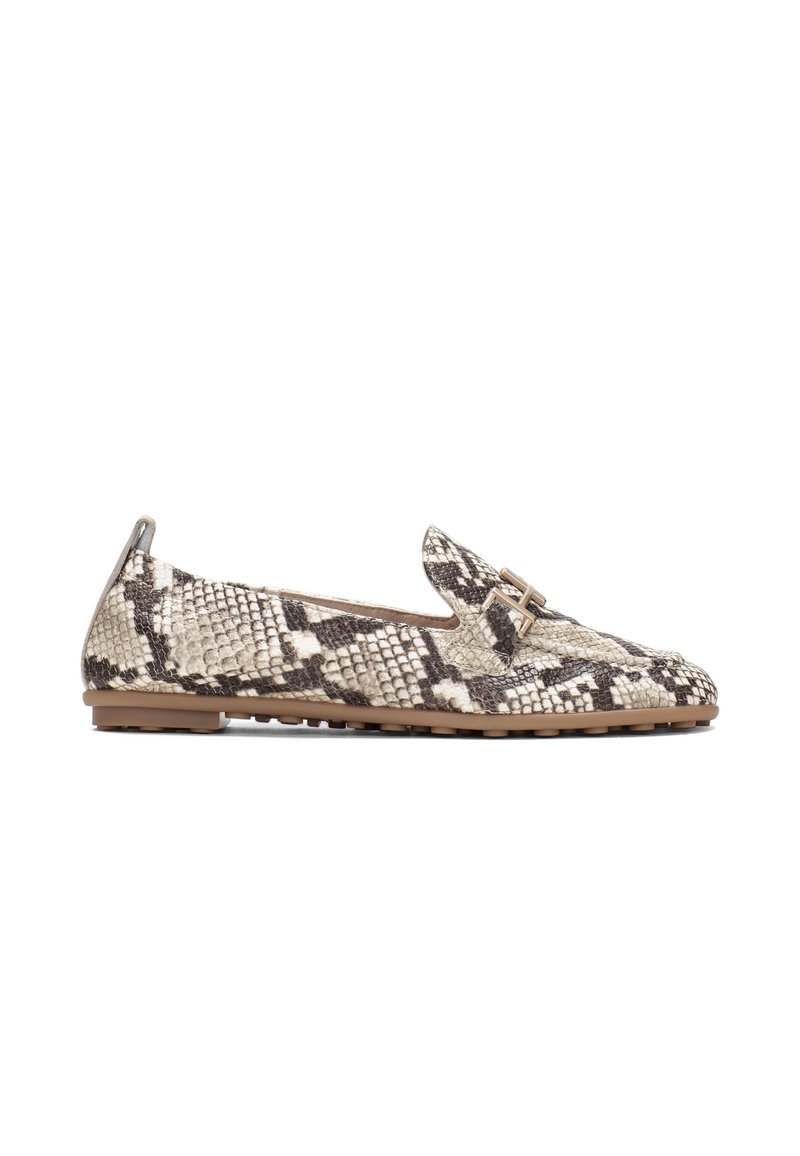 Gestructureerde, lichtbeige en donkerbruine slangenpatroon instapschoenen met een decoratieve metalen accent en een flexibele rubberen zool.
