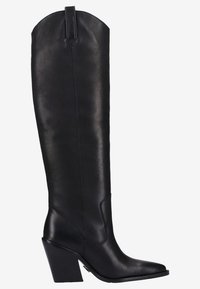 Bota alta de cuero negro hasta la rodilla, con punta afilada, tacón geométrico, textura suave y una lengüeta en la parte superior para facilitar su uso.