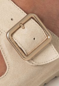 FRED MARTIN COLLECTION NICE - Pantolette flach - banana suede
