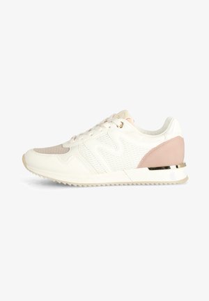 Hvid og lyserød sneaker med netpaneler, snørelukning og en metallisk detalje på sålens hæl, vist fra siden.