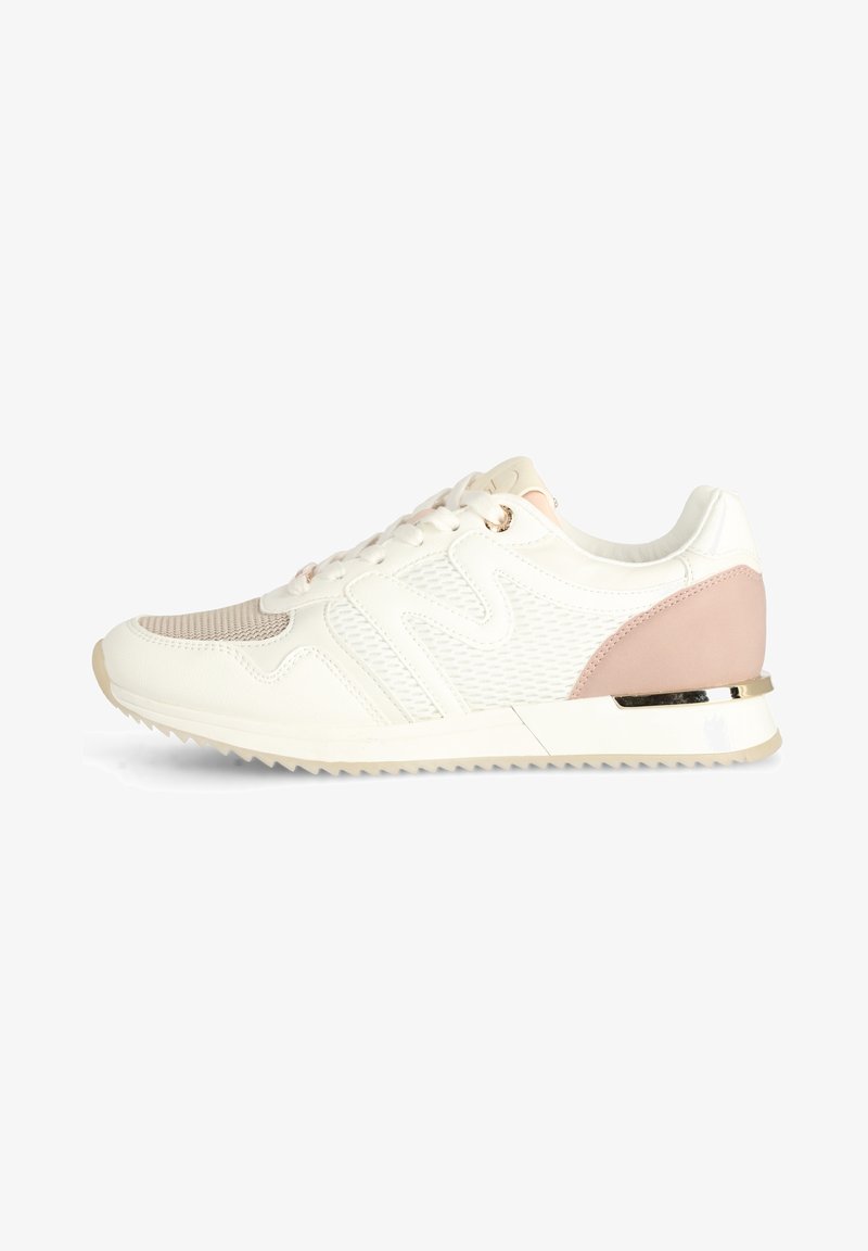 Baskets blanches et rose clair avec panneaux en mesh, fermeture à lacets et un accent métallique sur le talon de la semelle, vues de côté.