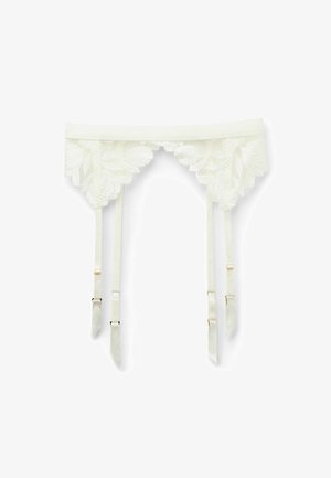 Ce porte-jarretelles en dentelle blanche présente des motifs floraux, un bord festonné et des sangles satinées ajustables avec des accessoires en métal doré. Texture douce à travers tout.