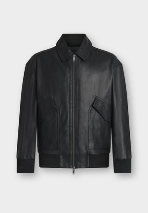 Veste en cuir noire avec fermeture éclair à l'avant, deux poches à rabat inclinées, poignets et ourlet côtelés, présentée sur fond blanc.