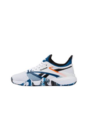 Witte, blauwe en zwarte lage Reebok-sneaker met mesh bovenwerk, patroonzool en oranje accent bij de hiel, zijaanzicht.