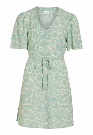 Vaaleanvihreä kukkakuvioinen mekko, jossa on lyhyet pöhnähiat, V-pääntie, edessä napit ja vyötäröllä solmittava vyö.
