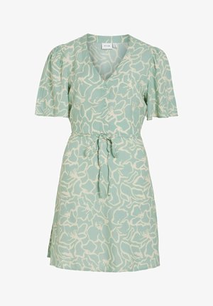 Svijetlozelena cvjetna haljina s kratkim puf rukavima, V-izrezom, gumbima sprijeda i remenom oko struka.