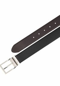 Ceinture en cuir réversible noire et marron. Présente une boucle rectangulaire en argent brillant, une texture lisse et plusieurs trous d'ajustement.