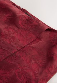 Kijelölve, burgundy red