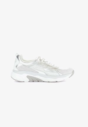 Baskets basses blanches et argentées avec fermeture à lacets, semelle blanche épaisse et accents gris texturés sur un fond blanc uni.