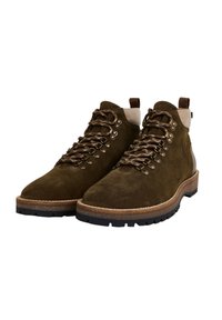 Stivali da trekking in suede marrone con suola in gomma, occhielli metallici e accenti beige a contrasto sul colletto e sulla linguetta. Include lacci testurizzati.