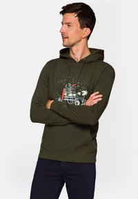 Oliwkowy hoodie z grafiką z przodu przedstawiającą klasyczny samochód, palmy i deski surfingowe. Ma kieszeń kangurkę i kaptur ze sznurkiem.