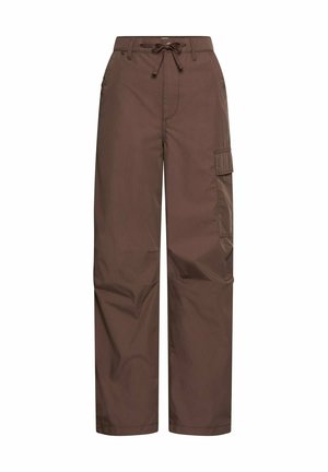 Braune weit geschnittene Hose mit Kordelzugbund, seitlicher Cargotasche und vorderen Seitentaschen, auf weißem Hintergrund dargestellt.