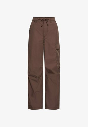 Braune weit geschnittene Hose mit Kordelzugbund, seitlicher Cargotasche und vorderen Seitentaschen, auf weißem Hintergrund dargestellt.