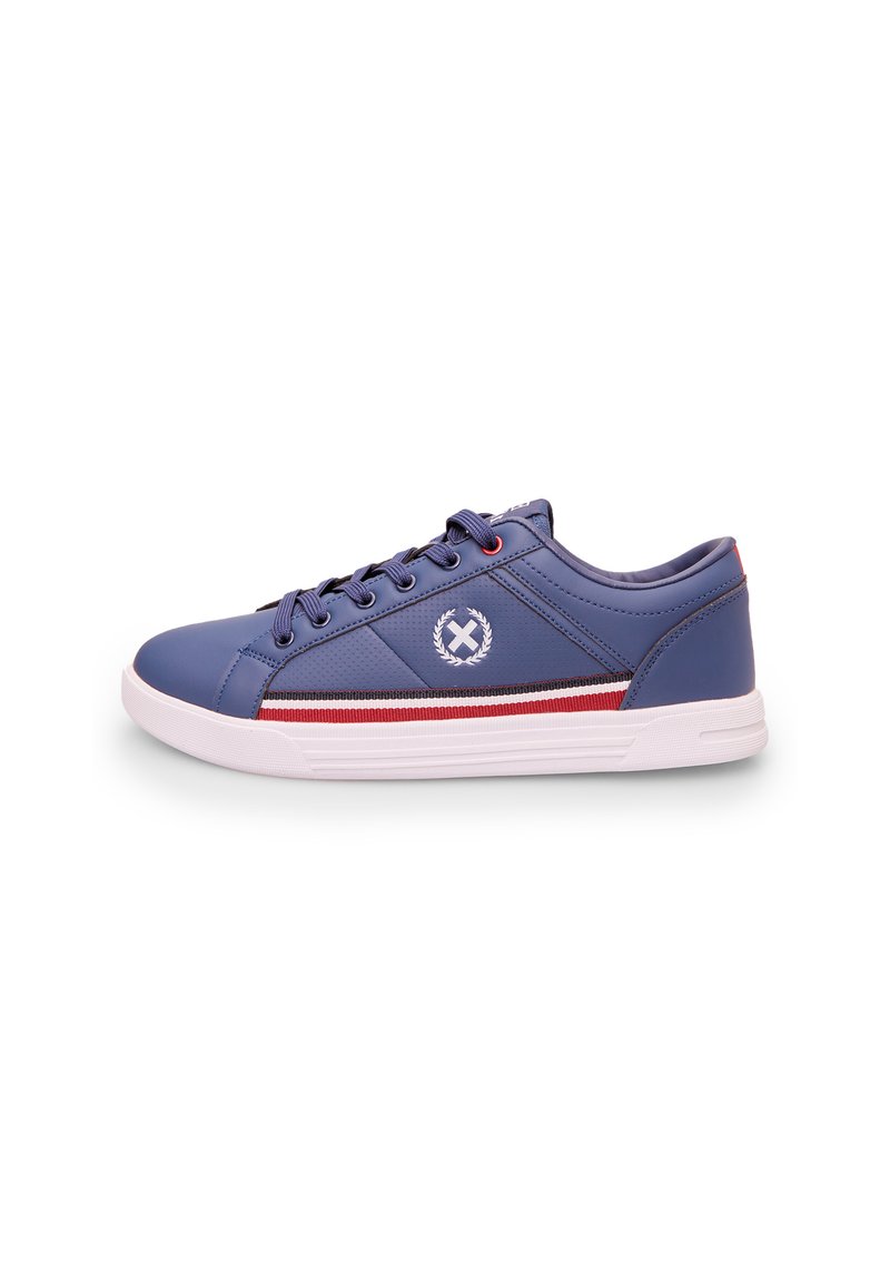 Sneaker sintetiche blu con suola in gomma bianca, accenti a strisce rosse e bianche, logo rotondo e sei asole per i lacci.