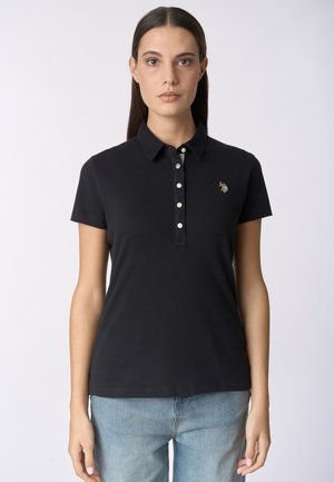 Polo nero con colletto e maniche corte, dotato di una chiusura a tre bottoni e un piccolo logo ricamato sul lato sinistro del petto.