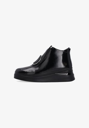 Zwarte patenten leren enkellaarsjes met een stijlvol ontwerp, een ritssluiting aan de zijkant, een ronde neus en een lage zool. Heeft een accentknop op de wreef.