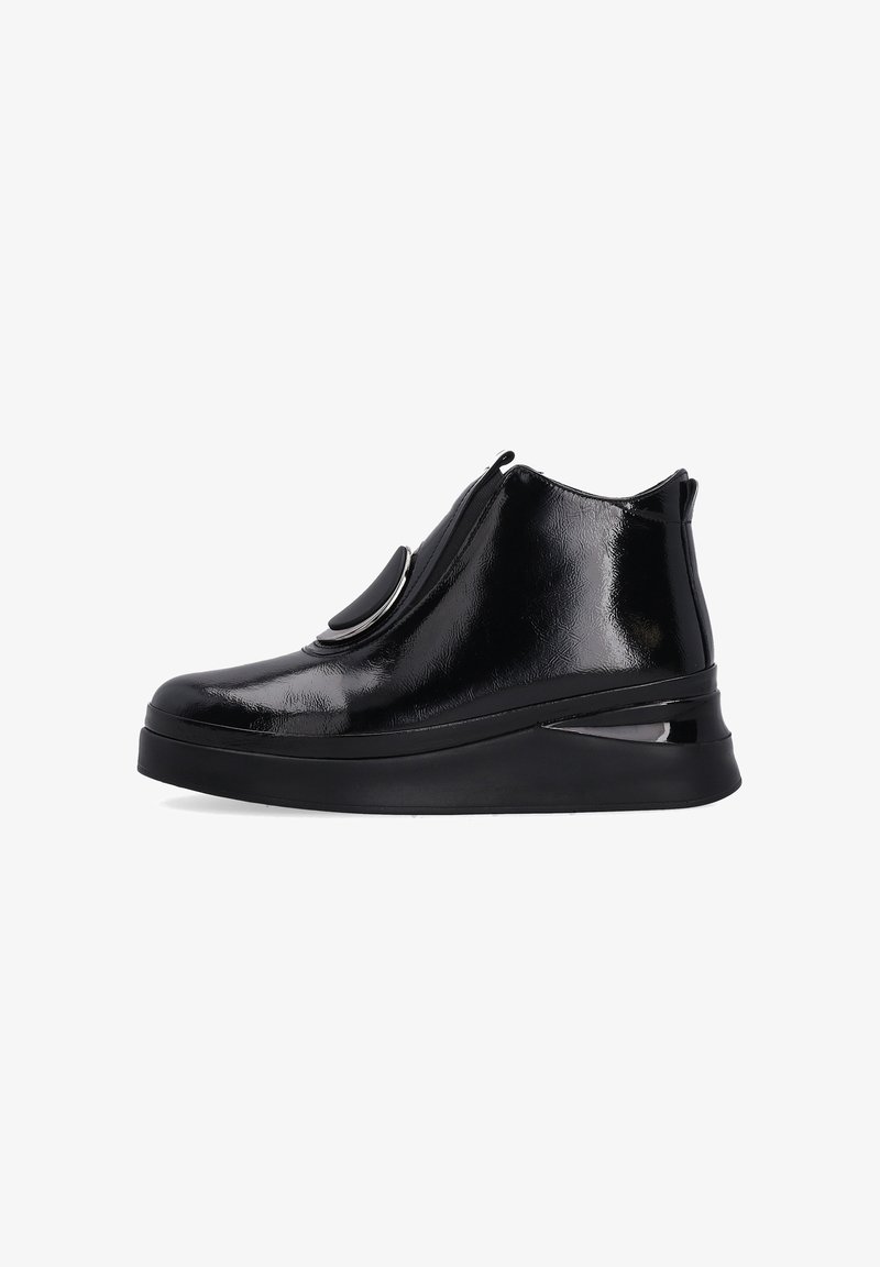 Černé lakované kožené kotníkové boty s elegantním designem, bočním zipem, kulatou špičkou a nízkou platformou. Mají ozdobný knoflík na nártu.