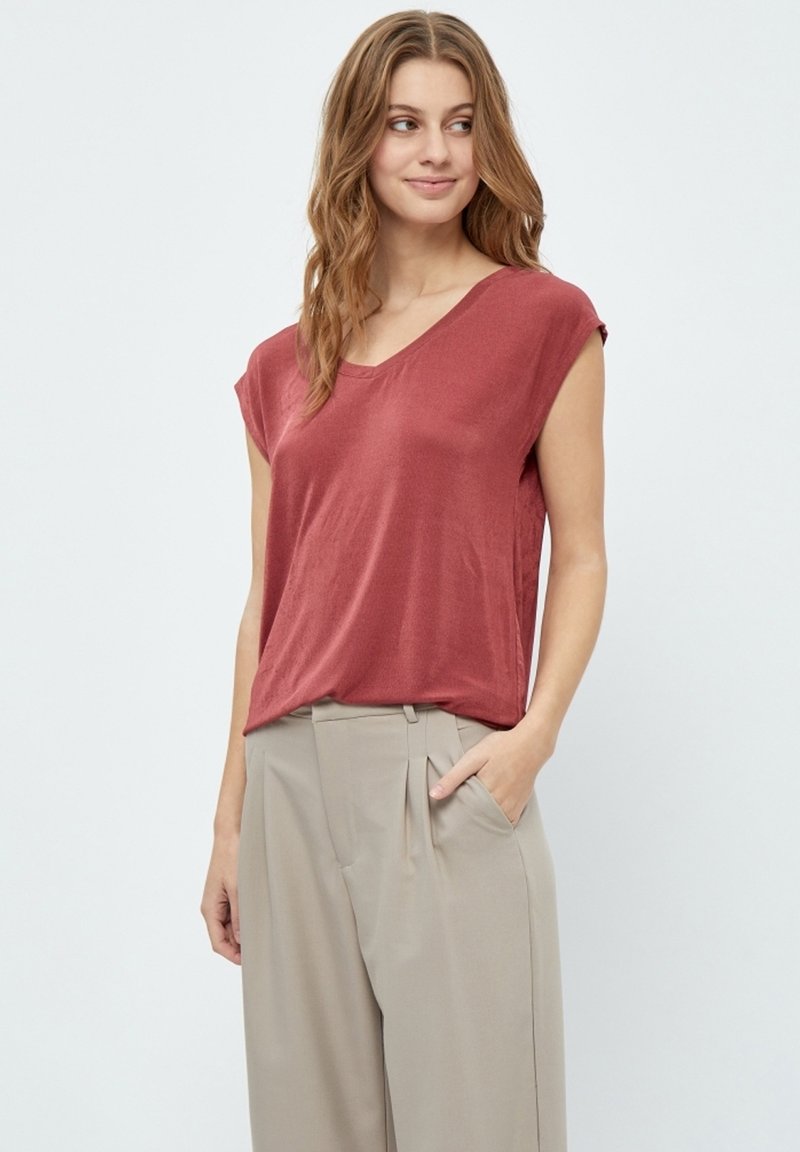 Desires DEBOB SHORTSLEEVE SHIMMER T-SHIRT. - Jednoduché tričko - chili oil