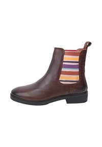 Brązowy skórzany botek za kostkę o gładkim wykończeniu i fakturowanym obcasie w wzór krokodyli. Posiada kolorowe elastyczne panele boczne w paski oraz pętelkę do zakładania.