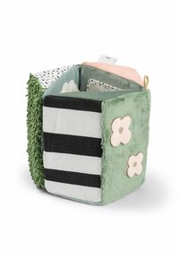 Pehmeale, tekstuuriga sensoorne kuubik, millel on rohelised, roosad, triibulised ja täpilised paneelid; sisaldab lille aplikaate ja kangast sildi.