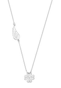 Srebrny naszyjnik z delikatnym łańcuszkiem, z zawieszką w kształcie skrzydła oraz skomplikowanym kwiatowym charms'em na środku.