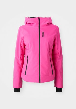 Leuchtend pinke isolierte Jacke mit einem Reißverschluss vorne, schwarzen Akzenten, zwei seitlichen Taschen und einer verstellbaren Kapuze. Der Stoff hat eine glatte Textur.