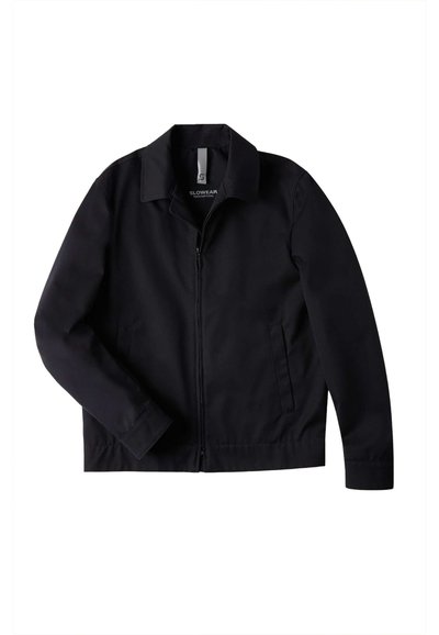 Czarna kurtka z kołnierzem, zamek błyskawiczny z przodu i dwoma bocznymi kieszeniami. Wykonana z gładkiego, trwałego materiału, z długimi rękawami i prostym dołem.