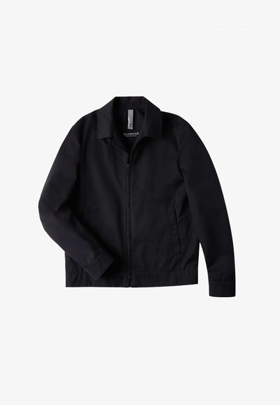 Czarna kurtka z kołnierzem, zamek błyskawiczny z przodu i dwoma bocznymi kieszeniami. Wykonana z gładkiego, trwałego materiału, z długimi rękawami i prostym dołem.