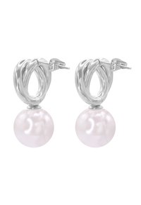 Boucles d'oreilles en argent en forme de créoles avec un design torsadé, comportant une goutte de perle rose lisse en bas. Fini brillant et fermoir papillon sécurisé.