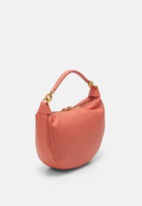 Koronkowa skórzana torebka w koralowym kolorze o zaokrąglonym kształcie, teksturowanym uchwycie, złotych akcentach i zapięciu na zamek. Gładkie wykończenie z delikatnym połyskiem.