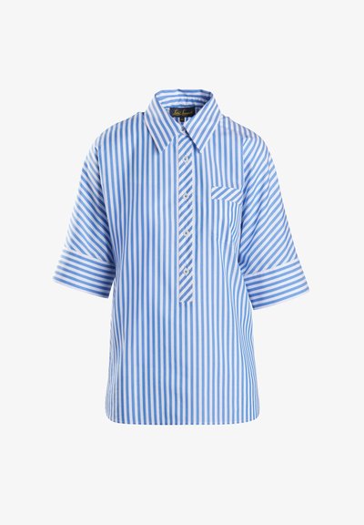 Rövid ujjú, galléros ing, függőleges kék és fehér csíkokkal, zsebével a mellrészen és gombos elülső résszel.
