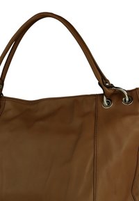 Bruine leren shopper met een gladde textuur, voorzien van dubbele schouderbanden, metalen ringetjes en gestikte accenten langs de naden.