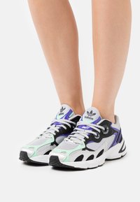 adidas Originals ASTIR - Sapatilhas - silver metallic/core black