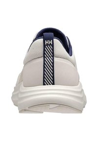 Zapatillas deportivas blancas con parte superior de malla texturizada. Presentan una lengüeta trasera en marino con rayas diagonales y una suela acolchada para mayor soporte.