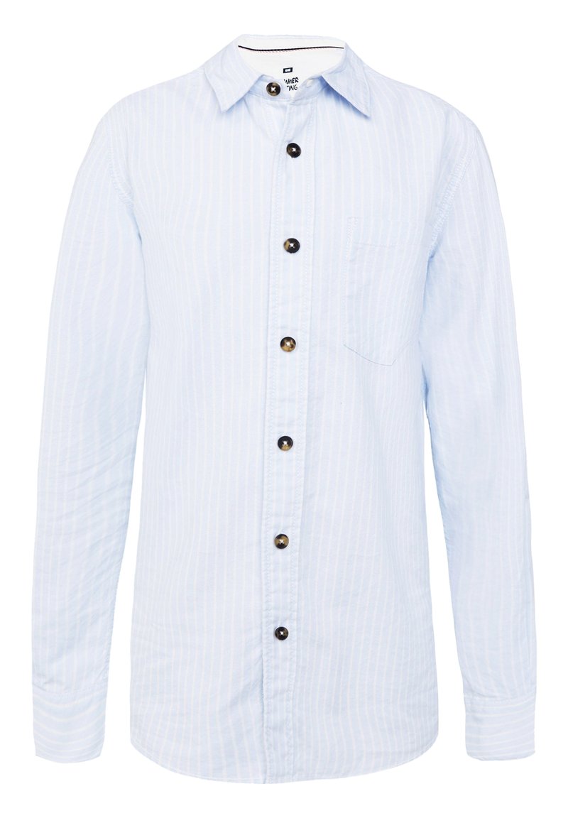 Ljusblå skjorta med knappar och tunna vita ränder, med en framficka, långa ärmar och bruna knappar längs mitten av knappslån.
